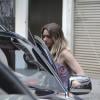 Leticia Spiller entra no carro depois de almoçar com colegas do elenco de 'Salve Jorge'