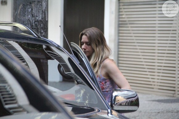 Leticia Spiller entra no carro depois de almoçar com colegas do elenco de 'Salve Jorge'