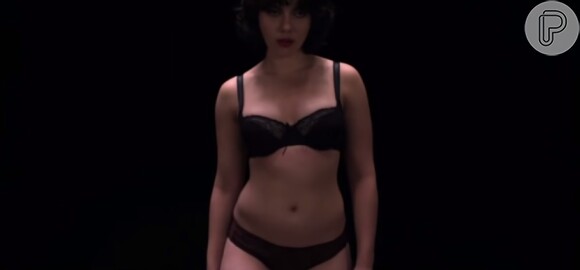 Scarlett Johansson vive uma alienígena sedutora que vai atrás de homens desconhecidos para fazer sexo no filme 'Sob a pele'