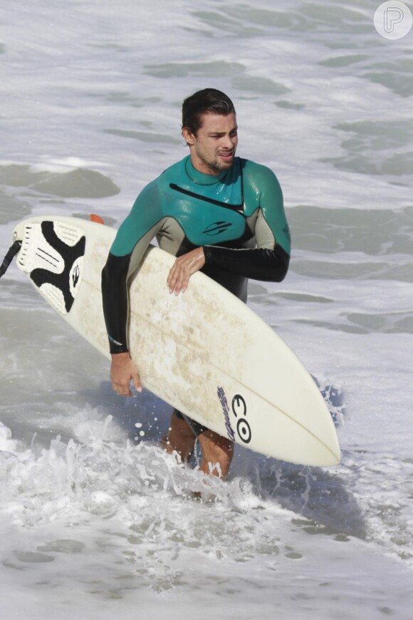 O galã encontra paz e tranquilidade no surfe