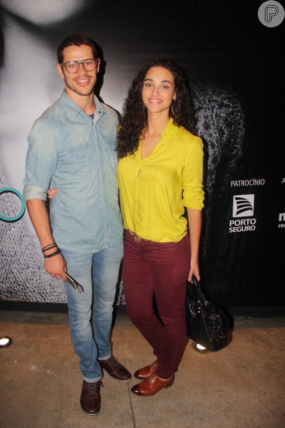 José Loreto e Débora Nascimento também prestigiaram a estreia da peça 'Além de um Espelho'