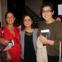 Carolina Ferraz e Regiane Alves, grávidas, prestigiam estreia de peça no Rio