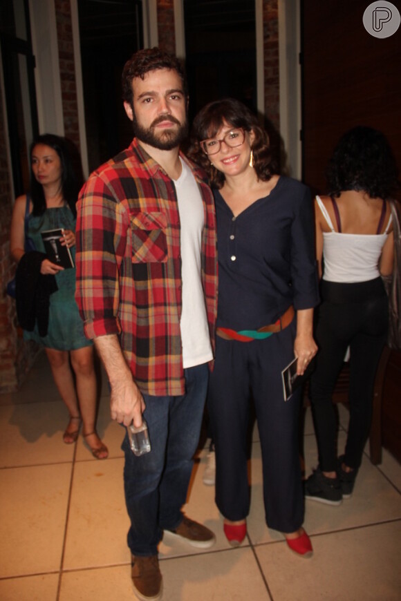 Regiane Alves, grávida do seu segundo filho, foi com o marido, o cineasta João Gomes, na estreia da peça 'Além de um Espelho'