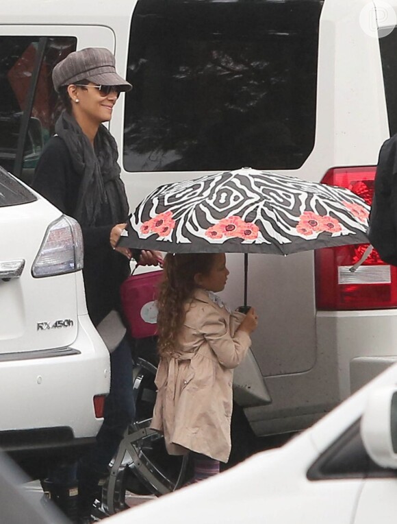 Halle Berry leva a sua filha, Nahla, à escola, em Los Angeles, em 30 de novembro de 2012