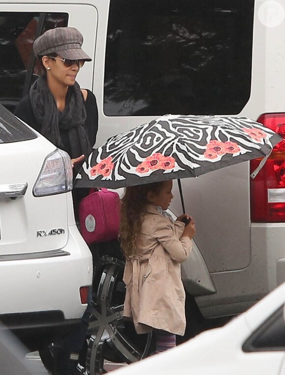 Halle Berry leva filha à escola em 30 de novembro de 2012