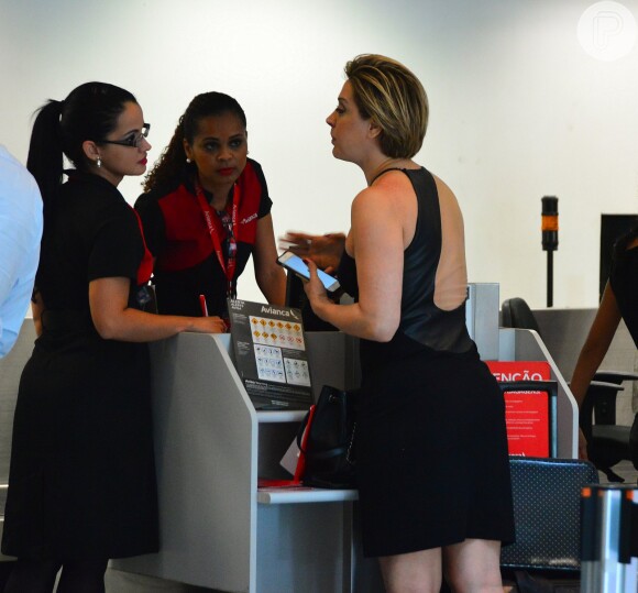 Claudia Raia perde voo, compra nova passagem em outra linha aérea e consegue embarcar, nesta sexta-feira, 10 de abril de 2015