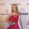 Com um vestido de duas cores, a cantora Kylie Minogue chamou a atenção ao chegar no tapete vermelho do baile de gala da amfAR