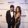 Deborah Secco levou o namorado, Hugo Rocha, para o baile de gala da amfAR em São Paulo