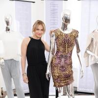 Jennifer Lopez lança sua coleção de roupas em loja de Nova York