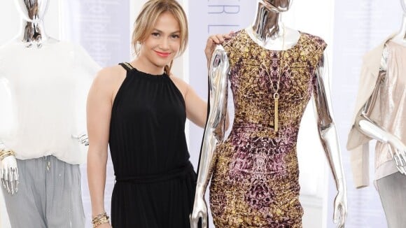 Jennifer Lopez lança sua coleção de roupas em loja de Nova York