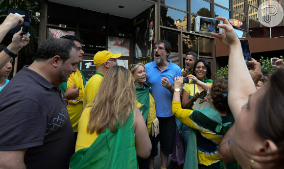 O cantor Lobão bastante assediado ao participar do protesto em São Paulo