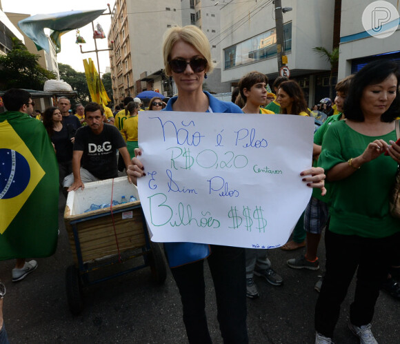 Laura Wie protestou e segurou um cartaz na passeata que aconteceu em São Paulo