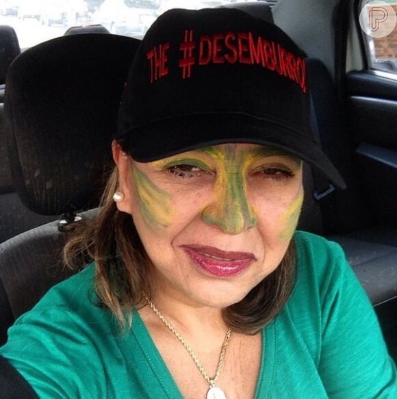 Roberta Miranda participou da manifestação e até pintou o rosto
