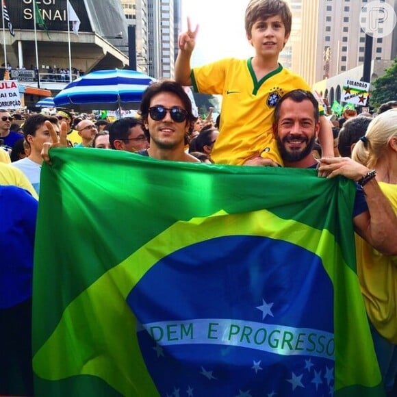 Malvino Salvado vai ao protesto e posta foto no Instagram: 'Na esperança de um Brasil descente', escreveu ele neste domingo, 12 de abril de 2015