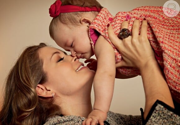 Bianca Castanho brinca com Cecília, de 10 meses, que sobreviveu junto à mãe de uma gravidez de alto risco, segundo revela a atriz em entrevista para a revista 'Contigo!', em maio de 2013