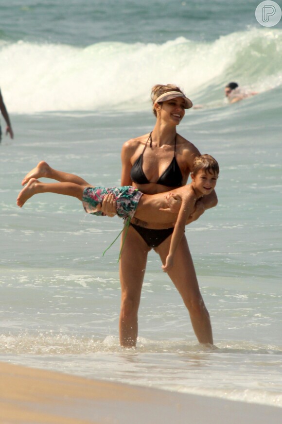 Fernanda Lima brinca com filho Francisco em praia do Rio