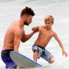 Rodrigo ensina o filho João a surfar