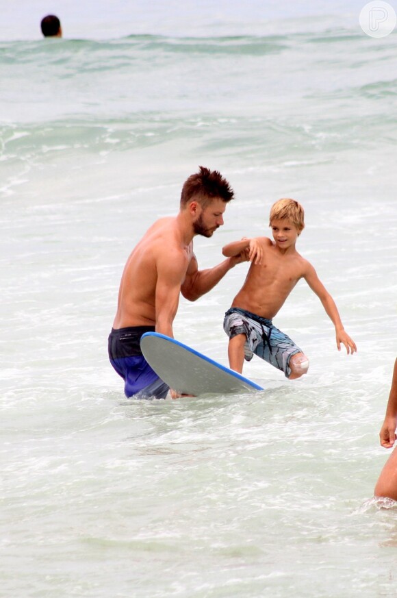 Rodrigo ensina o filho João a surfar
