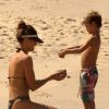 Fernanda e os filhos se divertem juntos na praia do Leblon, no Rio de Janeiro