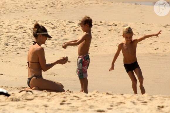 Fernanda e os filhos se divertem juntos na praia do Leblon, no Rio de Janeiro