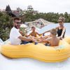 No registro, a família se diverte em um parque aquático em Florianópolis