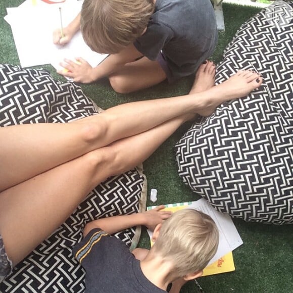 A artista registrou momento dos filhos fazendo o dever de casa