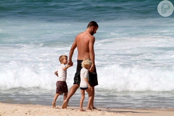 Rodrigo Hilbert passa bons momentos com os filhos na praia