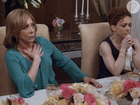 Consuelo (Arlete Sales) vê Teresa (Fernanda Montenegro) na TV e a chama de aberração sem saber que ela é mãe adotiva de Rafael (Chay Suede), o namorado de Laís (Luisa Arraes), em 'Babilônia', em abril de 2015