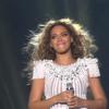 Beyoncé se emociona em show na Bélgica. A cantora precisou cancelar uma das duas apresentações por ordens médicas, em 15 de maio de 2013