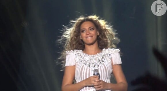 Beyoncé se emociona em show na Bélgica. A cantora precisou cancelar uma das duas apresentações por ordens médicas, em 15 de maio de 2013
