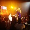 Beyoncé abarece com barriga suspeita durante show em Londres, o que geraram suspeitas de uma possível gravidez