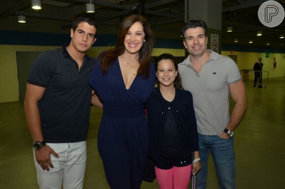 Claudia Raia posa com o namorado e os filhos, Enzo e Sophia, de 16 e 10 anos