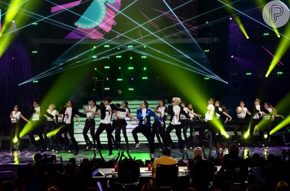 Psy apresentou o novo single, 'Gentleman', na final do 'American Idol 2013'