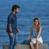 Isabelle Drummond e Jayme Matarazzo gravam novela 'Sete Vidas' em praia do Rio, nesta sexta-feira, 17 de abril de 2015