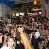 Simpática, Sabrina Sato tira foto com fãs durante evento em São Paulo
