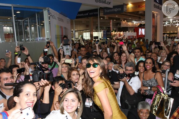 Simpática, Sabrina Sato tira foto com fãs durante evento em São Paulo