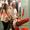 Enquanto não estreia na novela 'Babilônia', Herson Capri aproveitou o domingo (18) ao lado da mulher, Susana Garcia, e da filha Sofia, de cinco meses, em um passeio pelo Fashion Mall, em São Conrado, no Rio de Janeiro