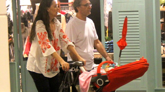 Herson Capri passeia em shopping com a mulher e a filha Sofia, de cinco meses