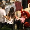 Herson Capri passeia em shopping com a mulher e a filha Sofia, de cinco meses