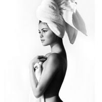 Selena Gomez posa só de toalha e mostra curvas após exibir barriga saliente