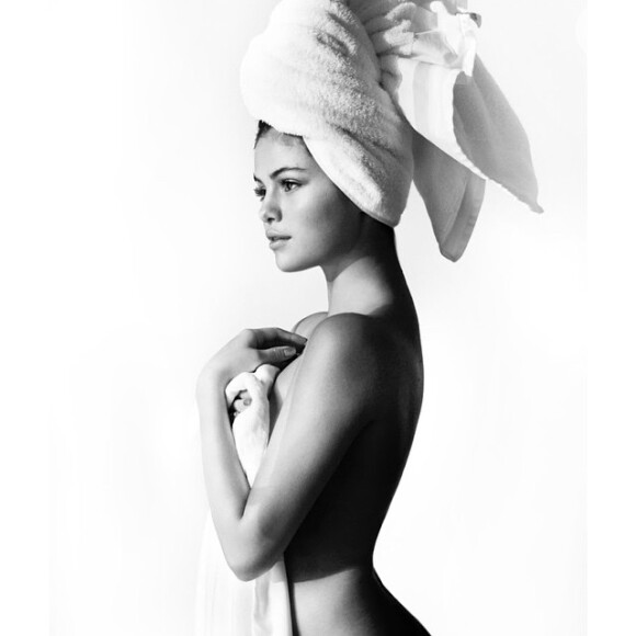 Selena Gomez volta a mostrar curvas enxutas em ensaio fotográfico