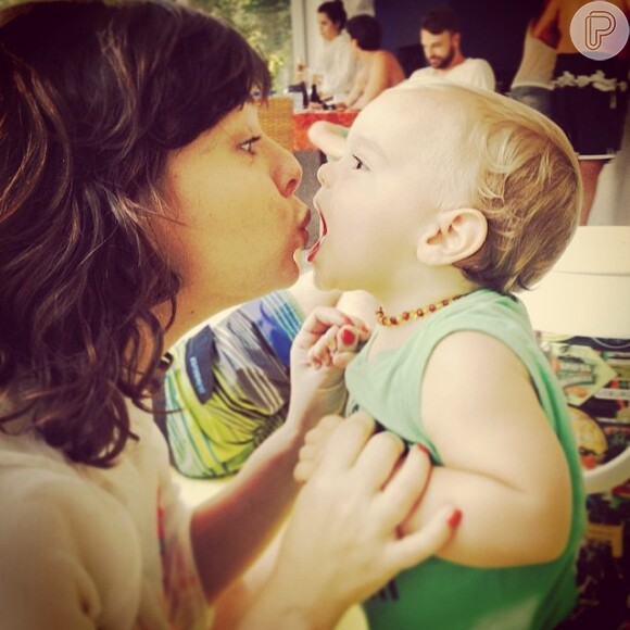 Regiane Alves registra momentos divertidos com o filho no Instagram