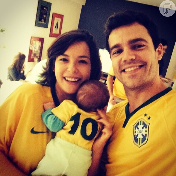 Regiane Alves e João Gomez curtiram a primeira Copa do Mundo na companhia do filho, João Gabriel, que ganhou uma versão mini da camisa da Seleção Brasil em homenagem a Neymar, com o número dez