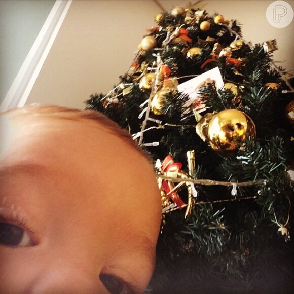 No Natal, Regiane postou foto divertida do filho para comemorar a data