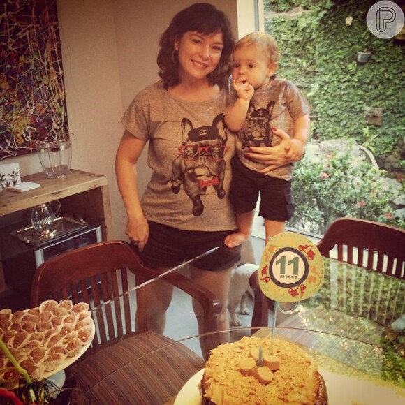Na comemoração de seus 11 meses, bolo de paçoca e look igual ao da mãe, a atriz Regiane Alves