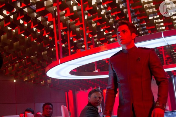 Chris Pine é o Capitão Kirk em 'Além da Escuridão - Star Trek'
