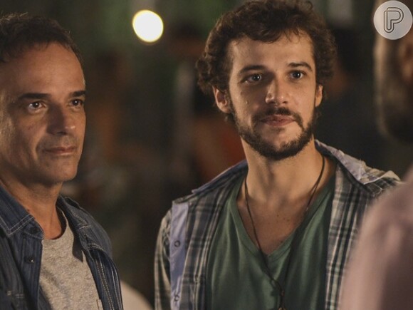 Vicente (Angelo Antonio) já foi apresentado a Miguel (Domingos Montagner) por Pedro (Jayme Matarazo) como João, o chefe do grupo de pesquisas de Noronha, em 'Sete Vidas'
