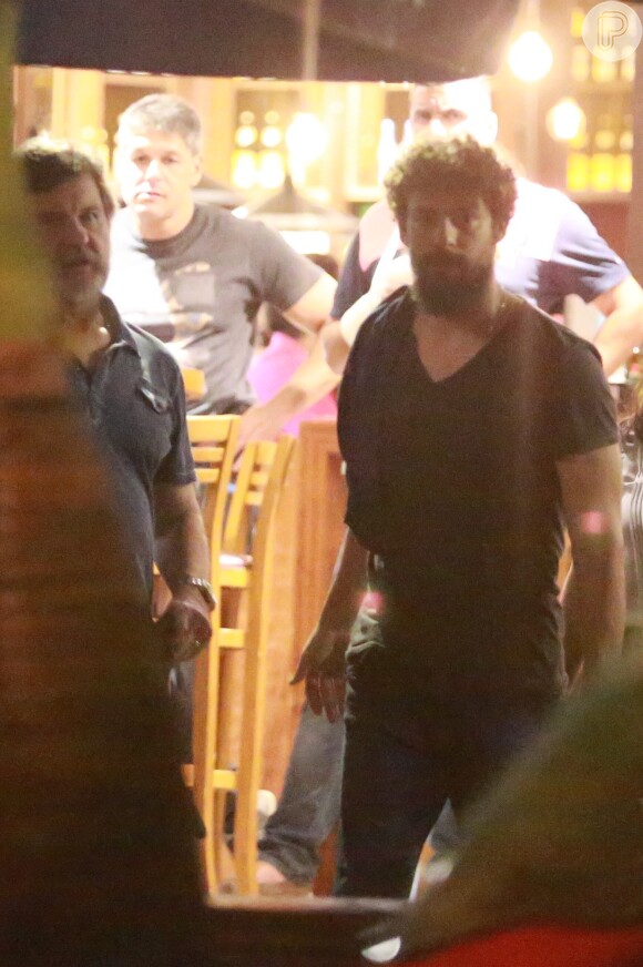 Na última sexta-feira (17), Cauã Reymond foi flagrado jantando com parte do elenco de 'Dois Irmãos', no Rio. Ele ainda tava de barba