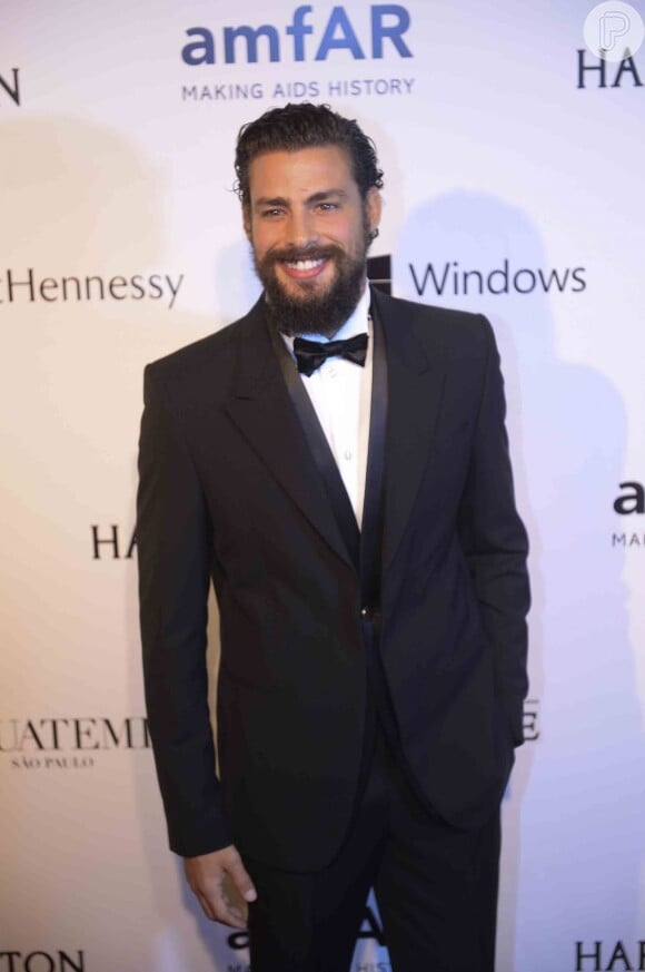 No dia 10 de abril, Cauã Reymond estava com a barba um pouco menor e prestigiou o baile de gala da amfAR, em São Paulo