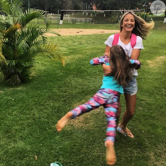 Ticiane Pinheiro leva a filha, Rafaella Justus, para brincar em área verde